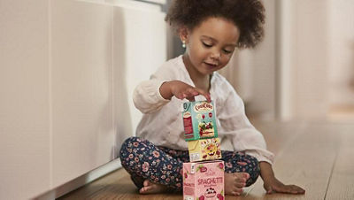 Kleinkind stapelt Tetra Recart Verpackungen